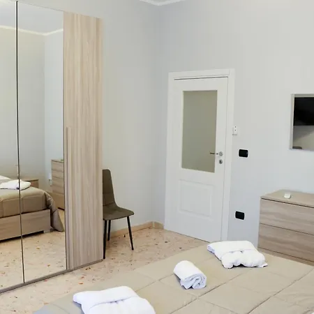 Rosa's House - Spacious In The Center With Balcony דירה סורנטו